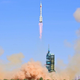 Imagen para el artículo titulado Tres astronautas llegan a la estación espacial china para su misión "más complicada" hasta ahora
